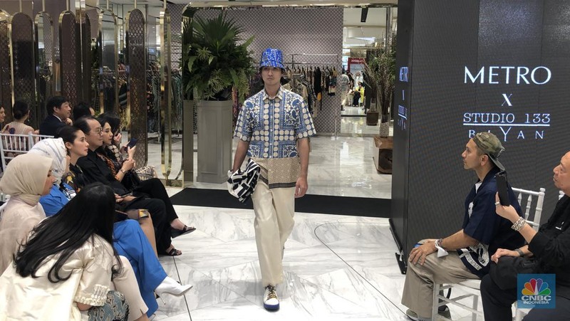 Koleksi Spring/Summer 2023 Nostalgic Retrogade dari lini mode siap pakai Studio 133 Biyan untuk wanita dan pria, Metro Plaza Senayan, Jakarta,Kamis, (3/8/2023). (CNBC Indonesia/Muhammad Sabki)
