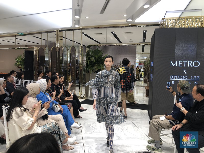 Koleksi Spring/Summer 2023 Nostalgic Retrogade dari lini mode siap pakai Studio 133 Biyan untuk wanita dan pria, Metro Plaza Senayan, Jakarta,Kamis, (3/8/2023). Koleksi Spring/Summer 2023 Nostalgic Retrogade dari lini mode siap pakai Studio 133 Biyan untuk wanita dan pria, Metro Plaza Senayan, Jakarta,Kamis, (3/8/2023). (CNBC Indonesia/Muhammad Sabki)