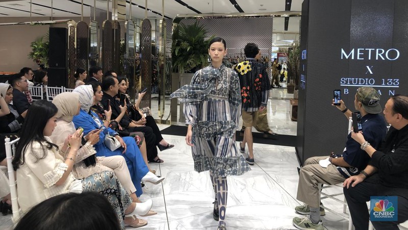Koleksi Spring/Summer 2023 Nostalgic Retrogade dari lini mode siap pakai Studio 133 Biyan untuk wanita dan pria, Metro Plaza Senayan, Jakarta,Kamis, (3/8/2023). (CNBC Indonesia/Muhammad Sabki)