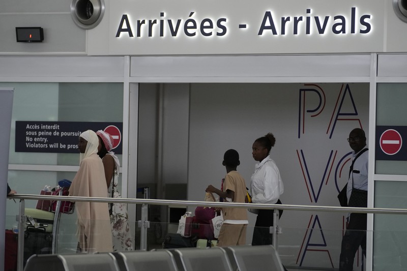 Orang-orang tiba setelah dievakuasi dari Niger di bandara Roissy Charles de Gaulle, utara Paris, Prancis, Rabu, 2 Agustus 2023. Orang-orang tiba setelah dievakuasi dari Niger di bandara Roissy Charles de Gaulle, utara Paris, Prancis, Rabu, 2 Agustus 2023. Militer Eropa terus mengevakuasi warga negara asing dari Niger, dengan penerbangan militer Prancis ketiga diharapkan berangkat dari ibu kota negara Afrika. Kepala pertahanan dari blok regional Afrika Barat akan bertemu untuk membahas kudeta pekan lalu terhadap presiden yang terpilih secara demokratis di negara itu. (AP Photo/Christophe Ena)