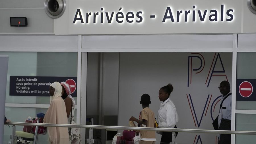 Orang-orang tiba setelah dievakuasi dari Niger di bandara Roissy Charles de Gaulle, utara Paris, Prancis, Rabu, 2 Agustus 2023. Militer Eropa terus mengevakuasi warga negara asing dari Niger, dengan penerbangan militer Prancis ketiga diharapkan berangkat dari ibu kota negara Afrika. Kepala pertahanan dari blok regional Afrika Barat akan bertemu untuk membahas kudeta pekan lalu terhadap presiden yang terpilih secara demokratis di negara itu. (AP Photo/Christophe Ena)