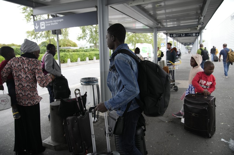 Orang-orang tiba setelah dievakuasi dari Niger di bandara Roissy Charles de Gaulle, utara Paris, Prancis, Rabu, 2 Agustus 2023. Orang-orang tiba setelah dievakuasi dari Niger di bandara Roissy Charles de Gaulle, utara Paris, Prancis, Rabu, 2 Agustus 2023. Militer Eropa terus mengevakuasi warga negara asing dari Niger, dengan penerbangan militer Prancis ketiga diharapkan berangkat dari ibu kota negara Afrika. Kepala pertahanan dari blok regional Afrika Barat akan bertemu untuk membahas kudeta pekan lalu terhadap presiden yang terpilih secara demokratis di negara itu. (AP Photo/Christophe Ena)