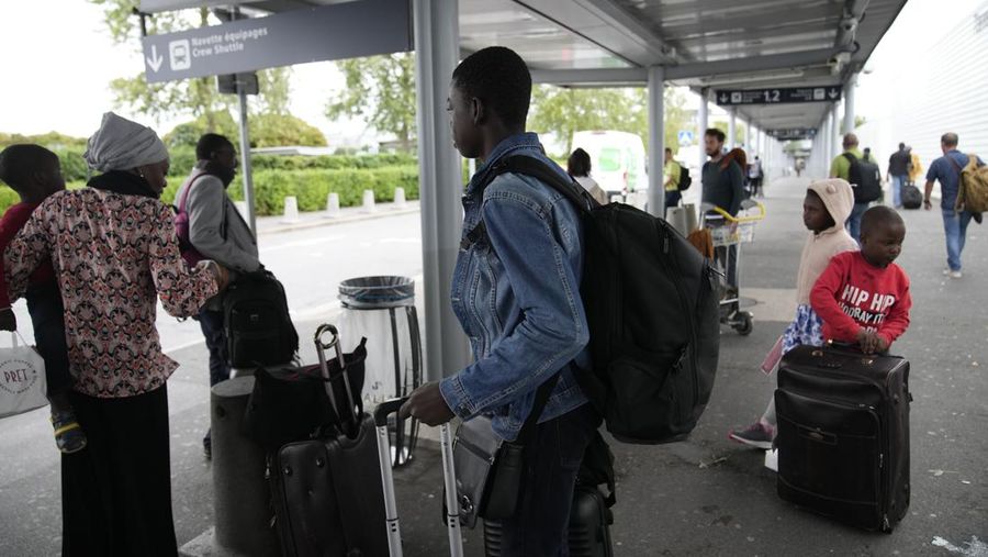 Orang-orang tiba setelah dievakuasi dari Niger di bandara Roissy Charles de Gaulle, utara Paris, Prancis, Rabu, 2 Agustus 2023. Militer Eropa terus mengevakuasi warga negara asing dari Niger, dengan penerbangan militer Prancis ketiga diharapkan berangkat dari ibu kota negara Afrika. Kepala pertahanan dari blok regional Afrika Barat akan bertemu untuk membahas kudeta pekan lalu terhadap presiden yang terpilih secara demokratis di negara itu. (AP Photo/Christophe Ena)