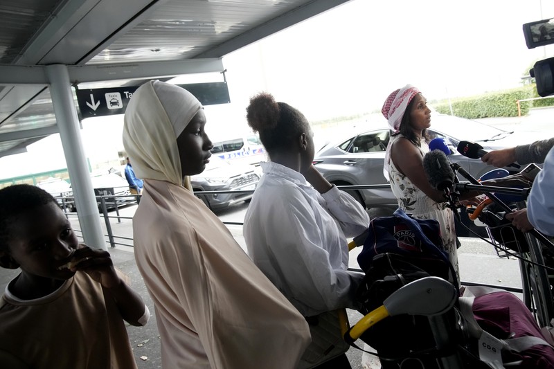 Orang-orang tiba setelah dievakuasi dari Niger di bandara Roissy Charles de Gaulle, utara Paris, Prancis, Rabu, 2 Agustus 2023. Orang-orang tiba setelah dievakuasi dari Niger di bandara Roissy Charles de Gaulle, utara Paris, Prancis, Rabu, 2 Agustus 2023. Militer Eropa terus mengevakuasi warga negara asing dari Niger, dengan penerbangan militer Prancis ketiga diharapkan berangkat dari ibu kota negara Afrika. Kepala pertahanan dari blok regional Afrika Barat akan bertemu untuk membahas kudeta pekan lalu terhadap presiden yang terpilih secara demokratis di negara itu. (AP Photo/Christophe Ena)