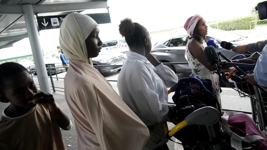Orang-orang tiba setelah dievakuasi dari Niger di bandara Roissy Charles de Gaulle, utara Paris, Prancis, Rabu, 2 Agustus 2023. Militer Eropa terus mengevakuasi warga negara asing dari Niger, dengan penerbangan militer Prancis ketiga diharapkan berangkat dari ibu kota negara Afrika. Kepala pertahanan dari blok regional Afrika Barat akan bertemu untuk membahas kudeta pekan lalu terhadap presiden yang terpilih secara demokratis di negara itu. (AP Photo/Christophe Ena)