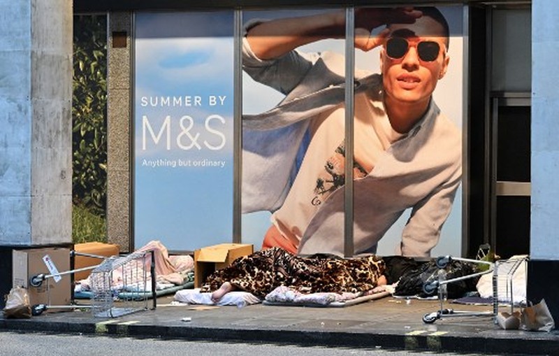 Orang-orang yang tidur di luar toko yang tutup di Oxford Street, Londoin, Inggris, Rabu (2/8/2023) waktu setempat. (JUSTIN TALLIS / AFP) Orang-orang yang tidur di luar toko yang tutup di Oxford Street, Londoin, Inggris, Rabu (2/8/2023) waktu setempat. (JUSTIN TALLIS / AFP)