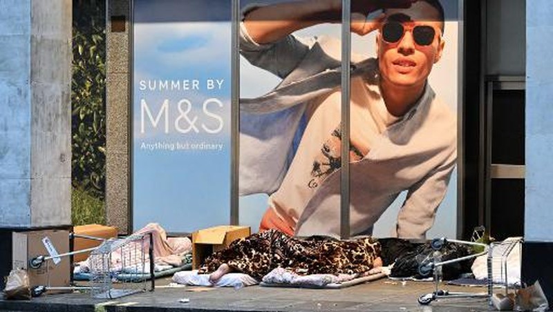 Orang-orang yang tidur di luar toko yang tutup di Oxford Street, Londoin, Inggris, Rabu (2/8/2023) waktu setempat. (JUSTIN TALLIS / AFP)