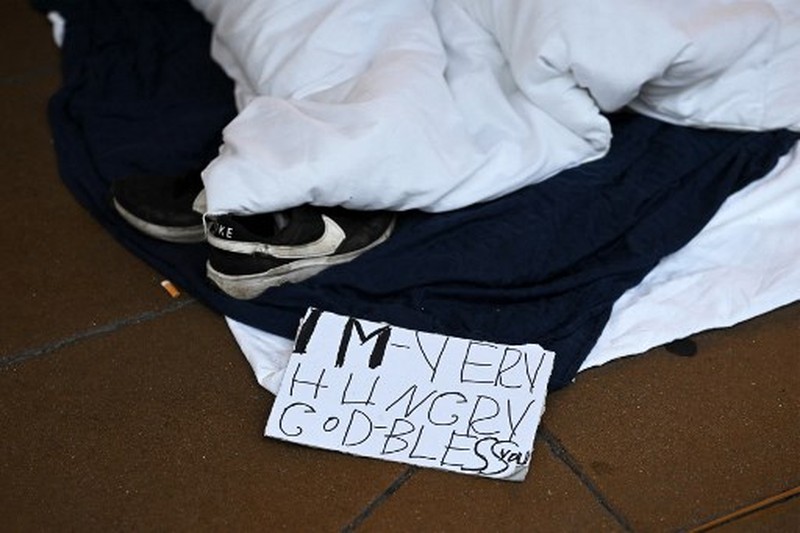 Orang-orang yang tidur di luar toko yang tutup di Oxford Street, Londoin, Inggris, Rabu (2/8/2023) waktu setempat. (JUSTIN TALLIS / AFP)