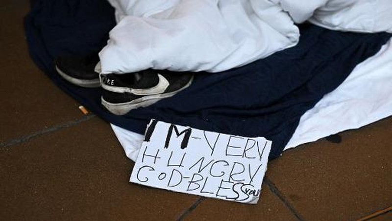 Orang-orang yang tidur di luar toko yang tutup di Oxford Street, Londoin, Inggris, Rabu (2/8/2023) waktu setempat. (JUSTIN TALLIS / AFP)