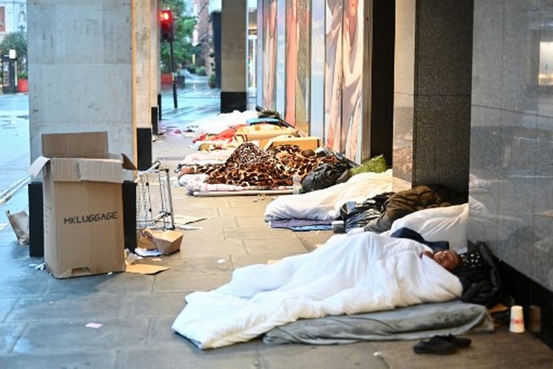 Orang-orang yang tidur di luar toko yang tutup di Oxford Street, Londoin, Inggris, Rabu (2/8/2023) waktu setempat. (JUSTIN TALLIS / AFP) Orang-orang yang tidur di luar toko yang tutup di Oxford Street, Londoin, Inggris, Rabu (2/8/2023) waktu setempat. (JUSTIN TALLIS / AFP)