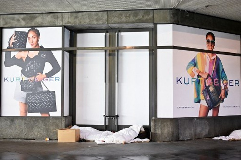 Orang-orang yang tidur di luar toko yang tutup di Oxford Street, Londoin, Inggris, Rabu (2/8/2023) waktu setempat. (JUSTIN TALLIS / AFP) Orang-orang yang tidur di luar toko yang tutup di Oxford Street, Londoin, Inggris, Rabu (2/8/2023) waktu setempat. (JUSTIN TALLIS / AFP)