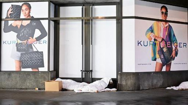 Orang-orang yang tidur di luar toko yang tutup di Oxford Street, Londoin, Inggris, Rabu (2/8/2023) waktu setempat. (JUSTIN TALLIS / AFP)