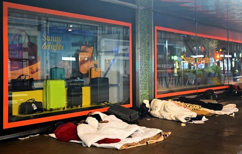 Orang-orang yang tidur di luar toko yang tutup di Oxford Street, Londoin, Inggris, Rabu (2/8/2023) waktu setempat. (JUSTIN TALLIS / AFP) Orang-orang yang tidur di luar toko yang tutup di Oxford Street, Londoin, Inggris, Rabu (2/8/2023) waktu setempat. (JUSTIN TALLIS / AFP)