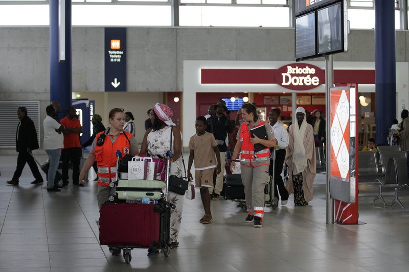 Orang-orang tiba setelah dievakuasi dari Niger di bandara Roissy Charles de Gaulle, utara Paris, Prancis, Rabu, 2 Agustus 2023. Militer Eropa terus mengevakuasi warga negara asing dari Niger, dengan penerbangan militer Prancis ketiga diharapkan berangkat dari ibu kota negara Afrika. Kepala pertahanan dari blok regional Afrika Barat akan bertemu untuk membahas kudeta pekan lalu terhadap presiden yang terpilih secara demokratis di negara itu. (AP Photo/Christophe Ena)