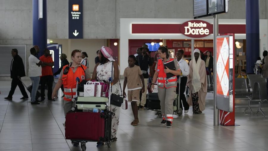 Orang-orang tiba setelah dievakuasi dari Niger di bandara Roissy Charles de Gaulle, utara Paris, Prancis, Rabu, 2 Agustus 2023. Militer Eropa terus mengevakuasi warga negara asing dari Niger, dengan penerbangan militer Prancis ketiga diharapkan berangkat dari ibu kota negara Afrika. Kepala pertahanan dari blok regional Afrika Barat akan bertemu untuk membahas kudeta pekan lalu terhadap presiden yang terpilih secara demokratis di negara itu. (AP Photo/Christophe Ena)