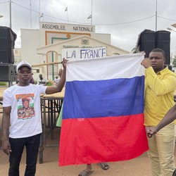 Dukung Putin, Bendera Rusia Berkibar di Negara Ini