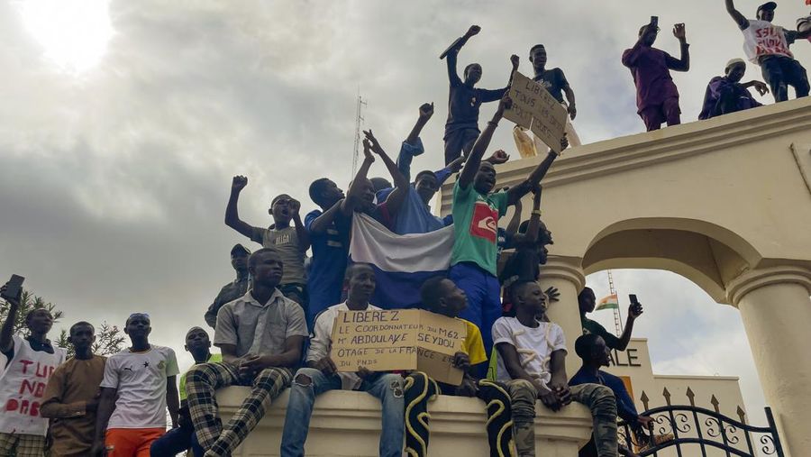 Pendukung junta yang berkuasa Niger berkumpul di awal protes yang menyerukan untuk memperjuangkan kebebasan negara dan melawan campur tangan asing di Niamey, Niger, Kamis, 3 Agustus 2023. Pawai jatuh pada hari kemerdekaan negara Afrika Barat dari mantan penguasa kolonial, Prancis, dan ketika sentimen anti-Prancis melonjak, lebih dari satu minggu setelah tentara yang memberontak menggulingkan presiden negara yang terpilih secara demokratis. (AP Photo/Sam Mednick)