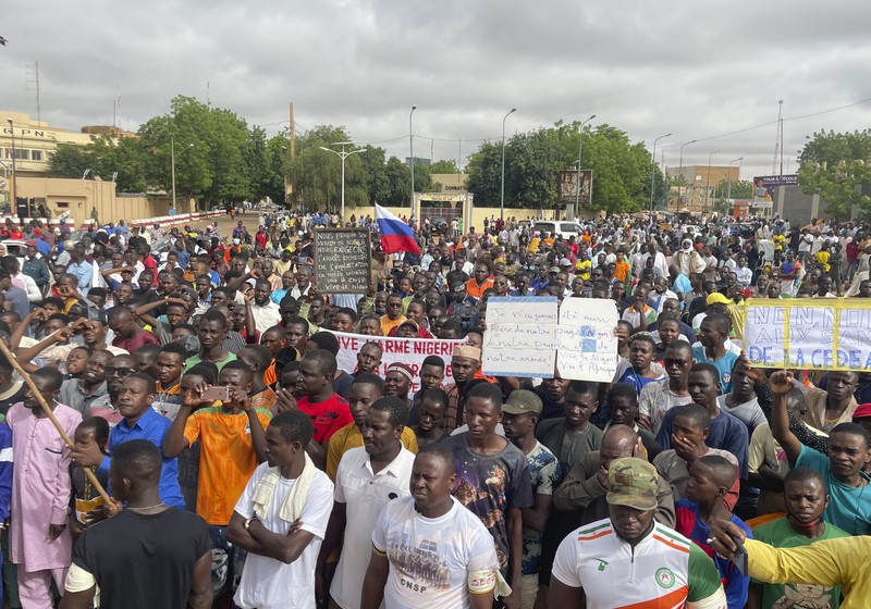 Pendukung junta yang berkuasa Niger memegang bendera Rusia pada awal protes yang menyerukan untuk memperjuangkan kebebasan negara dan menolak campur tangan asing di Niamey, Niger, Kamis, 3 Agustus 2023. Pendukung junta yang berkuasa Niger memegang bendera Rusia pada awal protes yang menyerukan untuk memperjuangkan kebebasan negara dan menolak campur tangan asing di Niamey, Niger, Kamis, 3 Agustus 2023. Pawai jatuh pada kemerdekaan negara Afrika Barat hari dari mantan penguasa kolonialnya, Prancis, dan ketika sentimen anti-Prancis melonjak, lebih dari satu minggu setelah tentara yang memberontak menggulingkan presiden negara yang terpilih secara demokratis. (AP Photo/Sam Mednick)