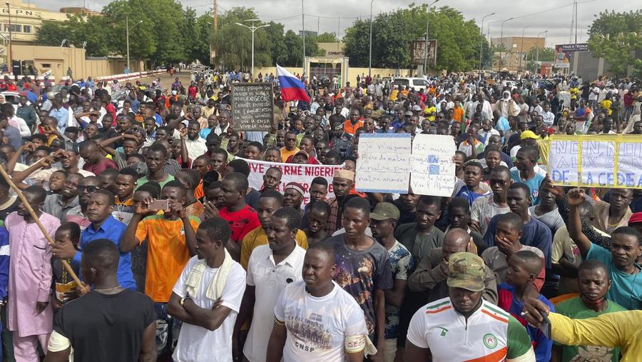 Pendukung junta yang berkuasa Niger, berkumpul untuk protes menyerukan untuk memperjuangkan kebebasan negara dan melawan campur tangan asing, di Niamey, Niger, Kamis, 3 Agustus 2023. Pawai jatuh pada hari kemerdekaan negara Afrika Barat dari mantan penguasa kolonial, Prancis, dan ketika sentimen anti-Prancis melonjak, lebih dari satu minggu setelah tentara yang memberontak menggulingkan presiden negara yang terpilih secara demokratis. (AP Photo/Sam Mednick)