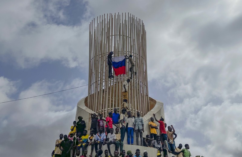 Pendukung junta yang berkuasa Niger memegang bendera Rusia pada awal protes yang menyerukan untuk memperjuangkan kebebasan negara dan menolak campur tangan asing di Niamey, Niger, Kamis, 3 Agustus 2023. Pawai jatuh pada kemerdekaan negara Afrika Barat hari dari mantan penguasa kolonialnya, Prancis, dan ketika sentimen anti-Prancis melonjak, lebih dari satu minggu setelah tentara yang memberontak menggulingkan presiden negara yang terpilih secara demokratis. (AP Photo/Sam Mednick)