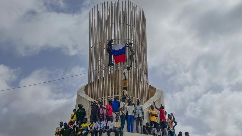 Pendukung junta yang berkuasa Niger memegang bendera Rusia pada awal protes yang menyerukan untuk memperjuangkan kebebasan negara dan menolak campur tangan asing di Niamey, Niger, Kamis, 3 Agustus 2023. Pawai jatuh pada kemerdekaan negara Afrika Barat hari dari mantan penguasa kolonialnya, Prancis, dan ketika sentimen anti-Prancis melonjak, lebih dari satu minggu setelah tentara yang memberontak menggulingkan presiden negara yang terpilih secara demokratis. (AP Photo/Sam Mednick)