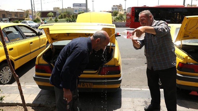 Turis berjalan di jalan selama gelombang panas di Teheran, Iran 2 Agustus 2023. (Majid Asgaripour/WANA (West Asia News Agency) via REUTERS)