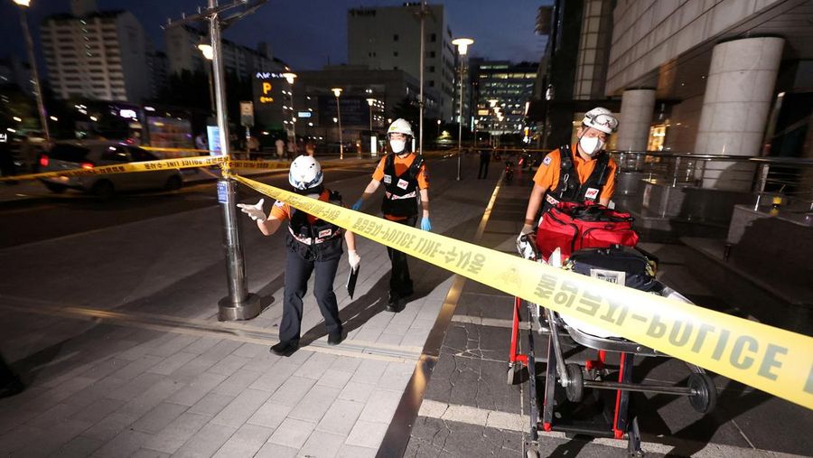 Polisi memeriksa lokasi di mana, menurut laporan media, sembilan orang telah ditikam dan empat lainnya terluka oleh sebuah mobil yang dikemudikan oleh tersangka penyerang di Seongnam, Korea Selatan, 3 Agustus 2023. (Yonhap via REUTERS)