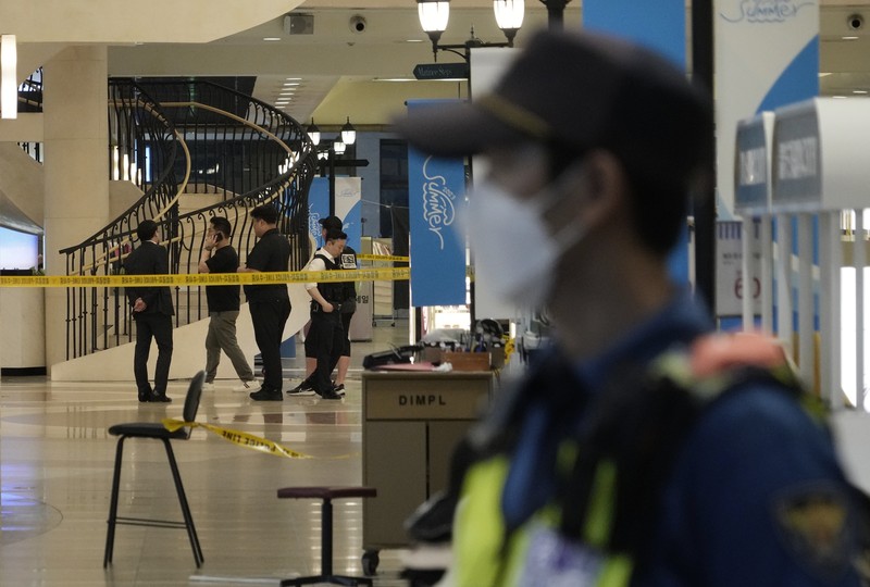 Polisi memeriksa lokasi di mana, menurut laporan media, sembilan orang telah ditikam dan empat lainnya terluka oleh sebuah mobil yang dikemudikan oleh tersangka penyerang di Seongnam, Korea Selatan, 3 Agustus 2023. (Yonhap via REUTERS)