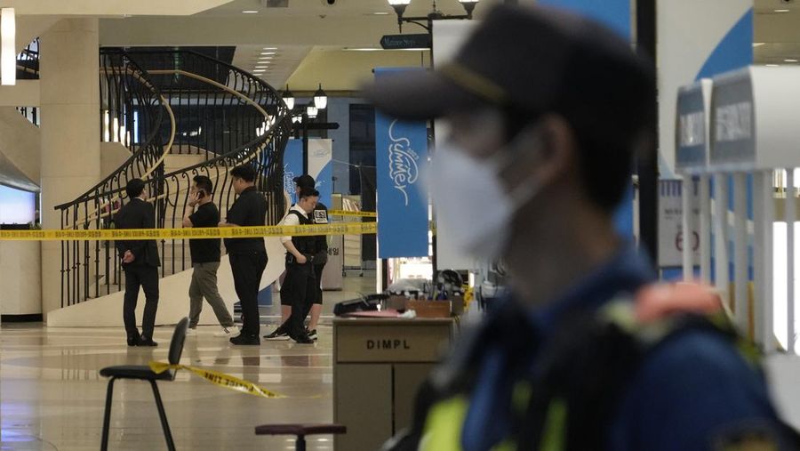 Petugas polisi menutup tempat kejadian di dekat stasiun kereta bawah tanah di Seongnam, Korea Selatan, Kamis, 3 Agustus 2023. Selusin orang terluka di Korea Selatan pada hari Kamis ketika seorang pria menabrakkan mobil ke trotoar dan kemudian keluar dari jalan. kendaraan dan mulai menikam orang di dekat stasiun kereta bawah tanah di kota Seongnam. (AP Photo/Ahn Young-joon)