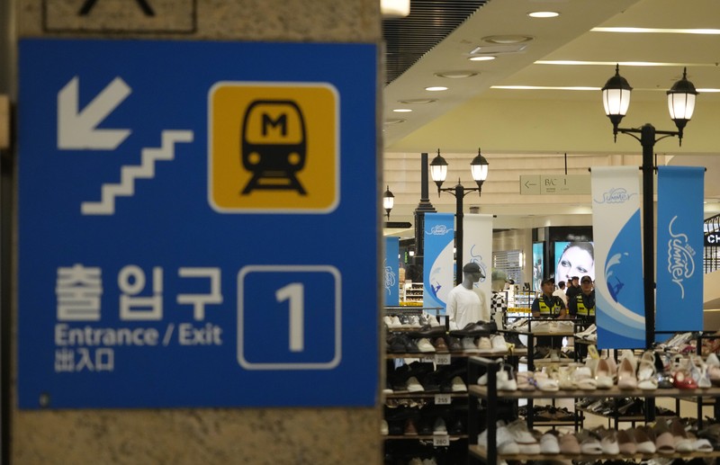 Polisi memeriksa lokasi di mana, menurut laporan media, sembilan orang telah ditikam dan empat lainnya terluka oleh sebuah mobil yang dikemudikan oleh tersangka penyerang di Seongnam, Korea Selatan, 3 Agustus 2023. (Yonhap via REUTERS)