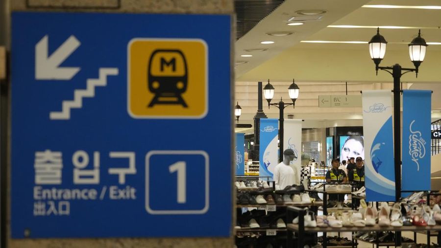 Polisi memeriksa lokasi di mana, menurut laporan media, sembilan orang telah ditikam dan empat lainnya terluka oleh sebuah mobil yang dikemudikan oleh tersangka penyerang di Seongnam, Korea Selatan, 3 Agustus 2023. (Yonhap via REUTERS)