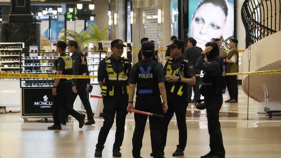 Polisi memeriksa lokasi di mana, menurut laporan media, sembilan orang telah ditikam dan empat lainnya terluka oleh sebuah mobil yang dikemudikan oleh tersangka penyerang di Seongnam, Korea Selatan, 3 Agustus 2023. (Yonhap via REUTERS)