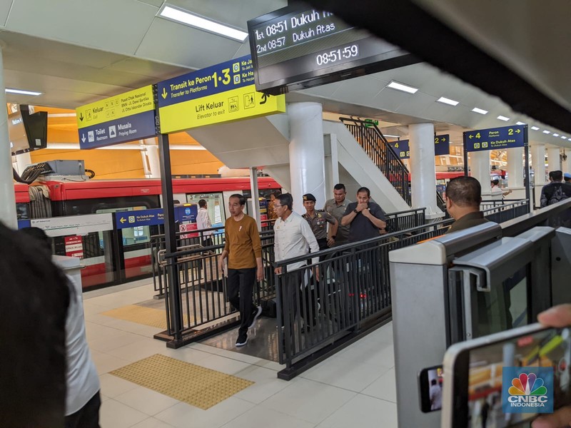 Presiden Jokowi melakukan inspeksi di Stasiun LRT Cawang, Jakarta Timur. (CNBC Indonesia/Emir Yanwardhana)