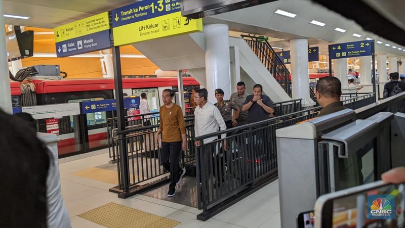 Presiden Jokowi melakukan inspeksi di Stasiun LRT Cawang, Jakarta Timur. (CNBC Indonesia/Emir Yanwardhana)