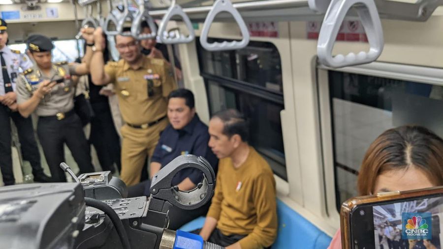 Presiden Jokowi kembali menaiki LRT Jabodebek ditemani Menteri BUMN Erick Thohir dan Gubernur Jabar Ridwan Kamil. (CNBC Indonesia/Emir Yanwardhana) Presiden Jokowi kembali menaiki LRT Jabodebek ditemani Menteri BUMN Erick Thohir dan Gubernur Jabar Ridwan Kamil. (CNBC Indonesia/Emir Yanwardhana)