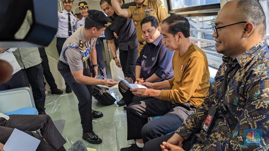 Presiden Jokowi kembali menaiki LRT Jabodebek ditemani Menteri BUMN Erick Thohir dan Gubernur Jabar Ridwan Kamil. (²©²ÊÍøÕ¾/Emir Yanwardhana)