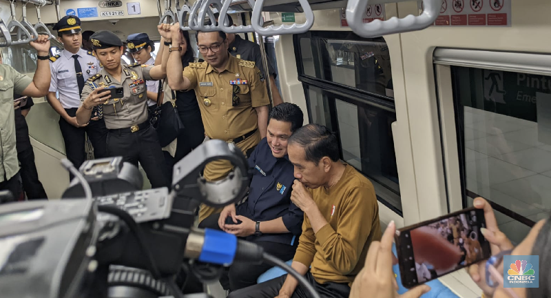 Presiden Jokowi melakukan inspeksi di Stasiun LRT Cawang, Jakarta Timur. (CNBC Indonesia/Emir Yanwardhana)