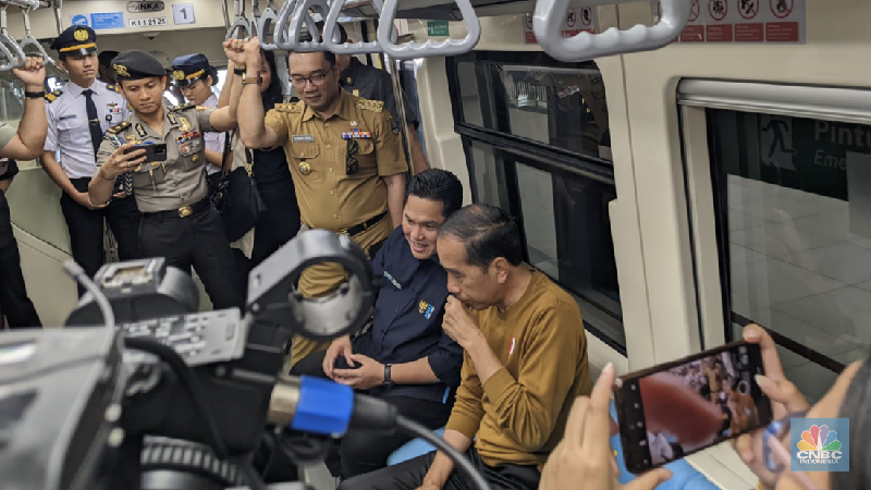 Presiden Jokowi melakukan inspeksi di Stasiun LRT Cawang, Jakarta Timur. (CNBC Indonesia/Emir Yanwardhana)