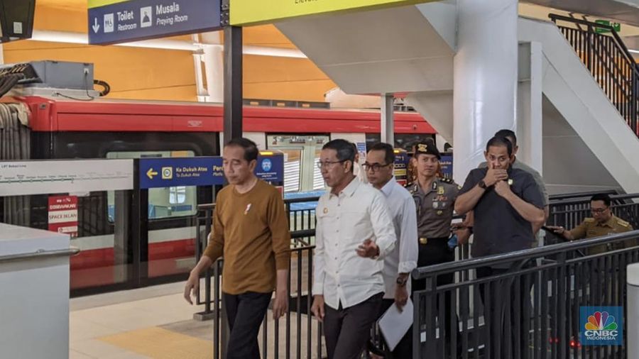 Presiden Jokowi melakukan inspeksi di Stasiun LRT Cawang, Jakarta Timur. (CNBC Indonesia/Emir Yanwardhana)