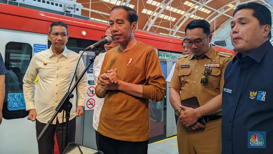 Presiden Jokowi memberikan keterangan usai menjajal LRT Jabodebek (CNBC Indonesia/Emir Yanwardhana)