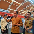 Jokowi Ngaku Nyaman Naik LRT Jabodebek, Minta Ini Diperbaiki