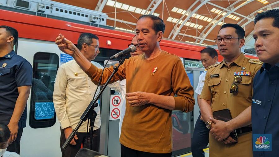 Presiden Jokowi memberikan keterangan usai menjajal LRT Jabodebek (CNBC Indonesia/Emir Yanwardhana)