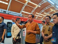 Jokowi Ngaku Nyaman Naik LRT Jabodebek, Minta Ini Diperbaiki