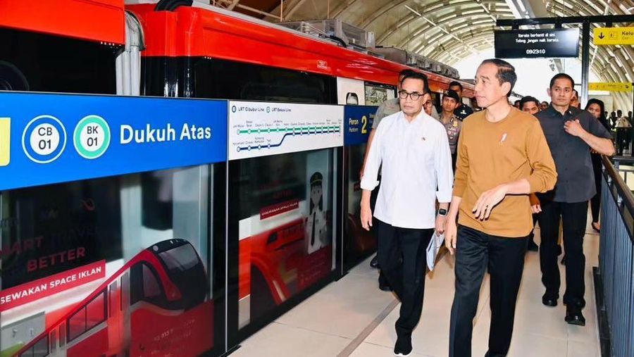 Presiden Jokowi menjajal kereta LRT Jabodebek yang beroperasi tanpa masinis mulai dari Cibubur hingga Kuningan. (Instagram @jokowi)