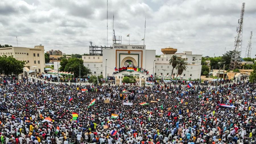 Pendukung junta yang berkuasa Niger memegang bendera Rusia pada awal protes yang menyerukan untuk memperjuangkan kebebasan negara dan menolak campur tangan asing di Niamey, Niger, Kamis, 3 Agustus 2023. Pawai jatuh pada kemerdekaan negara Afrika Barat hari dari mantan penguasa kolonialnya, Prancis, dan ketika sentimen anti-Prancis melonjak, lebih dari satu minggu setelah tentara yang memberontak menggulingkan presiden negara yang terpilih secara demokratis. (AP Photo/Sam Mednick)