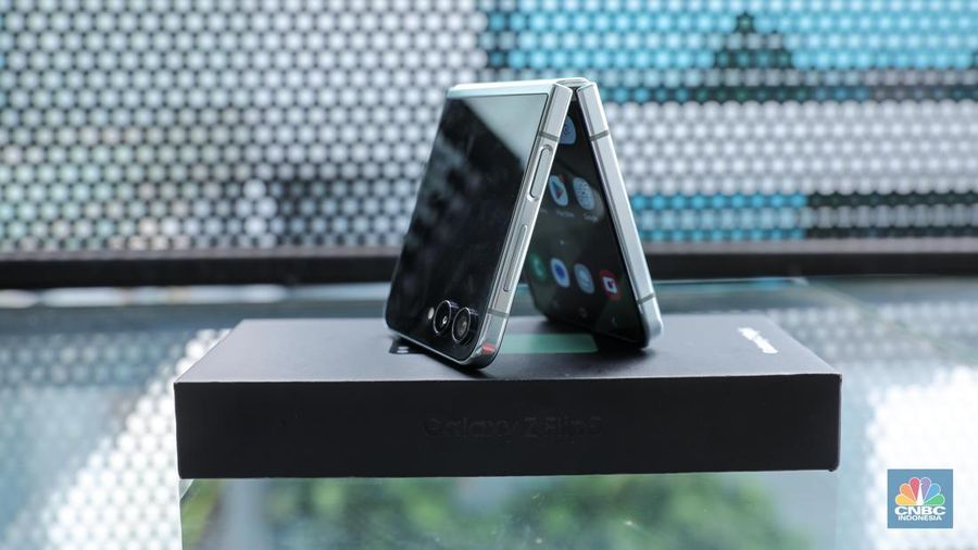 Samsung Galaxy Z Flip5. (CNBC Indonesia/Faisal Rahman)