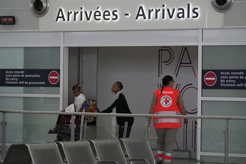 Orang-orang tiba setelah dievakuasi dari Niger di bandara Roissy Charles de Gaulle, utara Paris, Prancis, Rabu, 2 Agustus 2023. Orang-orang tiba setelah dievakuasi dari Niger di bandara Roissy Charles de Gaulle, utara Paris, Prancis, Rabu, 2 Agustus 2023. Militer Eropa terus mengevakuasi warga negara asing dari Niger, dengan penerbangan militer Prancis ketiga diharapkan berangkat dari ibu kota negara Afrika. Kepala pertahanan dari blok regional Afrika Barat akan bertemu untuk membahas kudeta pekan lalu terhadap presiden yang terpilih secara demokratis di negara itu. (AP Photo/Christophe Ena)