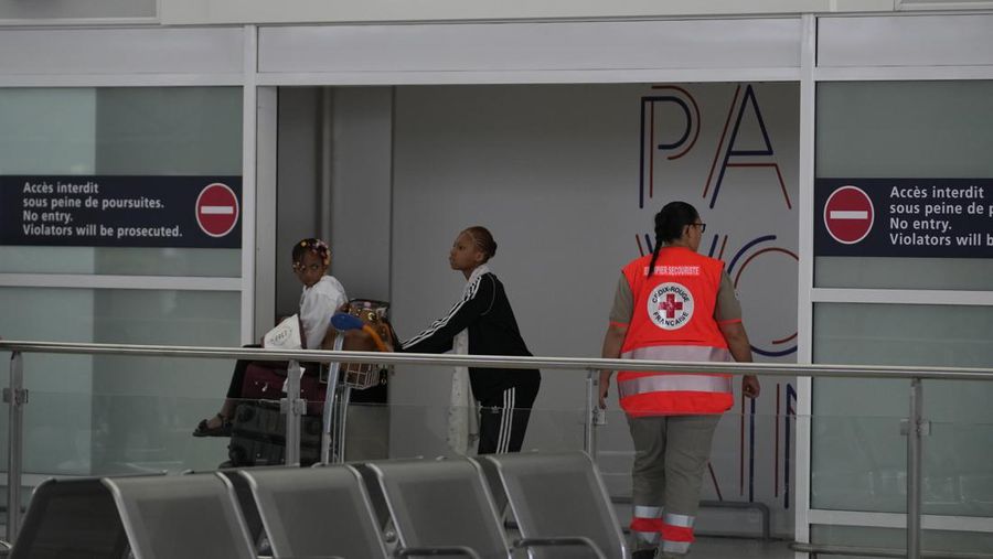 Orang-orang tiba setelah dievakuasi dari Niger di bandara Roissy Charles de Gaulle, utara Paris, Prancis, Rabu, 2 Agustus 2023. Militer Eropa terus mengevakuasi warga negara asing dari Niger, dengan penerbangan militer Prancis ketiga diharapkan berangkat dari ibu kota negara Afrika. Kepala pertahanan dari blok regional Afrika Barat akan bertemu untuk membahas kudeta pekan lalu terhadap presiden yang terpilih secara demokratis di negara itu. (AP Photo/Christophe Ena)