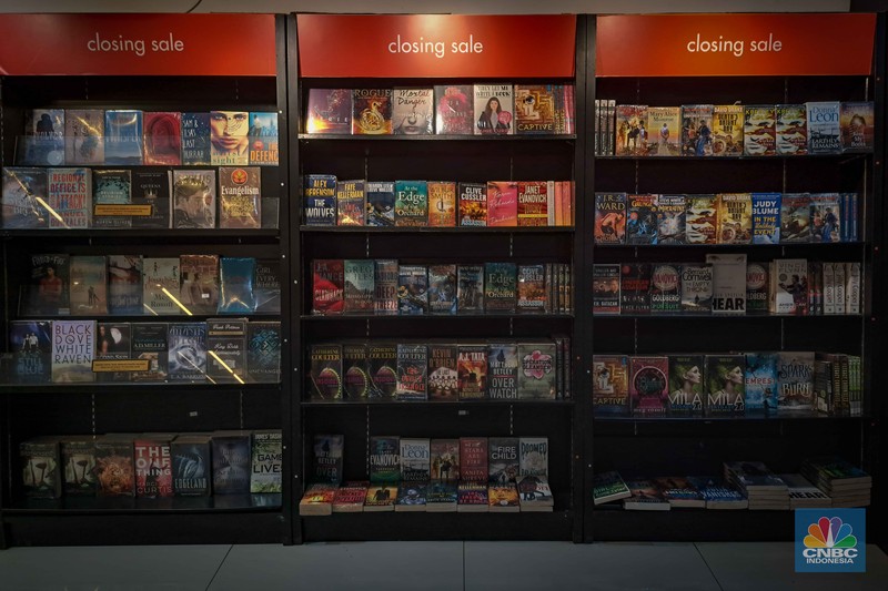 Seorang pengunjung memilih buku di salah satu gerai Books & Beyond yang masih buka dan menjual stok koleksi buku terdapat pegumumuman closing sale dan diskon 90 persen pada semua produk buku pada Kamis, (3/8/2023). Seorang pengunjung memilih buku di salah satu gerai Books & Beyond yang masih buka dan menjual stok koleksi buku terdapat pegumumuman closing sale dan diskon 90 persen pada semua produk buku pada Kamis, (3/8/2023). (CNBC Indonesia/Faisal Rahman)
