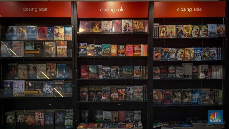 Seorang pengunjung memilih buku di salah satu gerai Books & Beyond yang masih buka dan menjual stok koleksi buku terdapat pegumumuman closing sale dan diskon 90 persen pada semua produk buku pada Kamis, (3/8/2023). (CNBC Indonesia/Faisal Rahman)